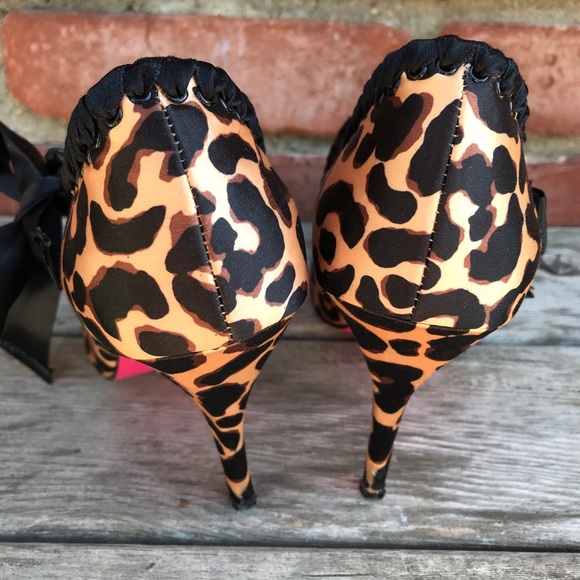 Betsey Johnson Leopard Print Bow Heels - Picture 7 of 8
